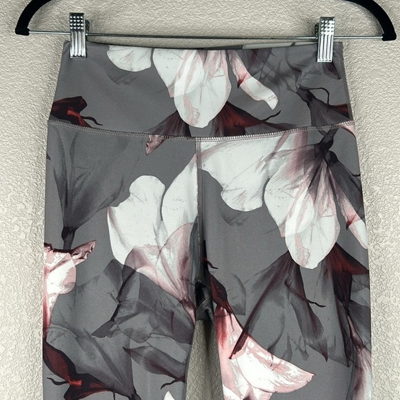 Fabletics Gray Floral Athletic Yoga Cropped Workout Leggings Size Small - Picture 2 of 6